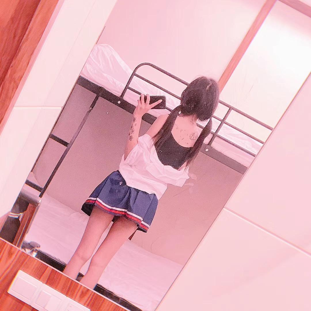 猫咪爱喝鲜牛奶