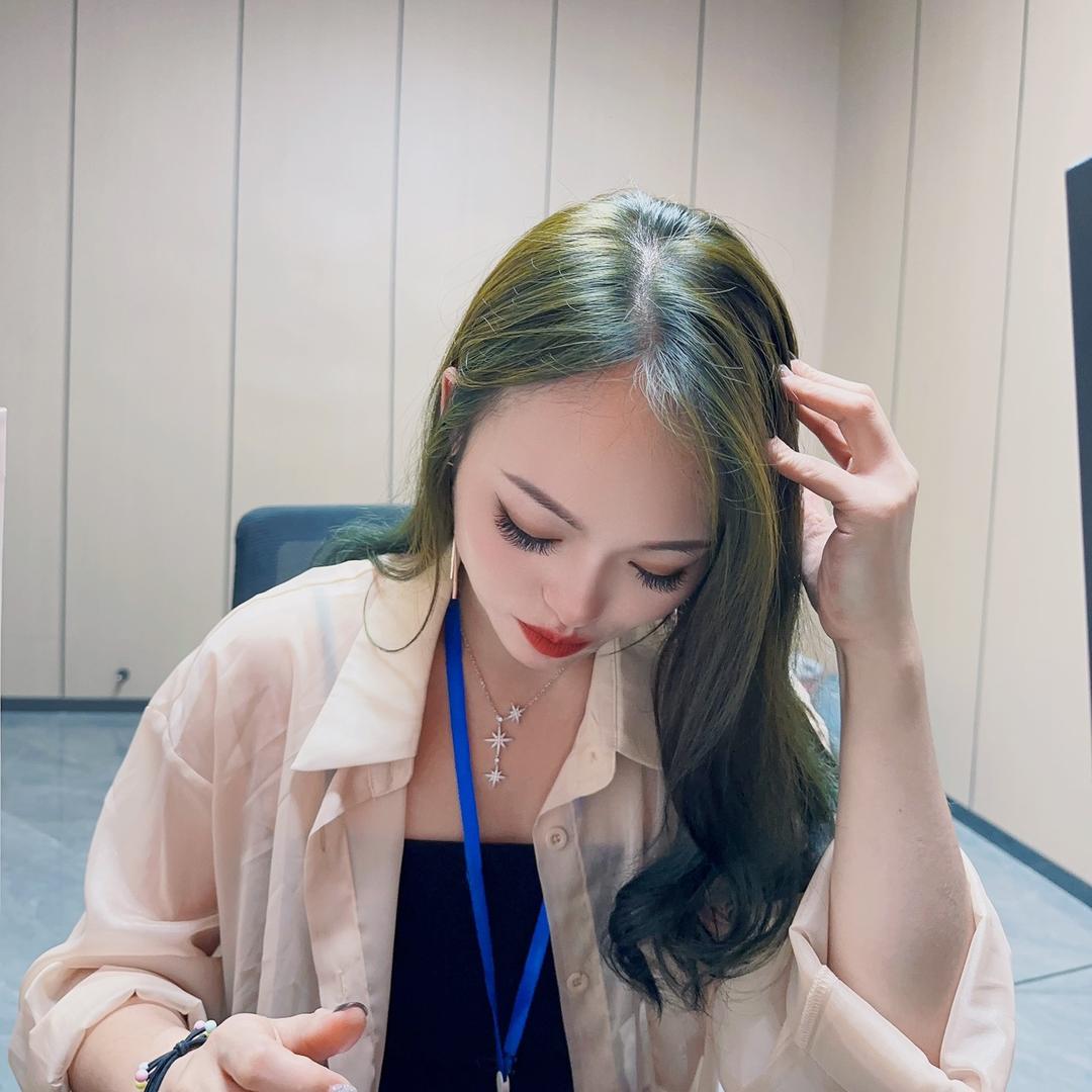 の 晚秋小姐会发光耶 ℡°