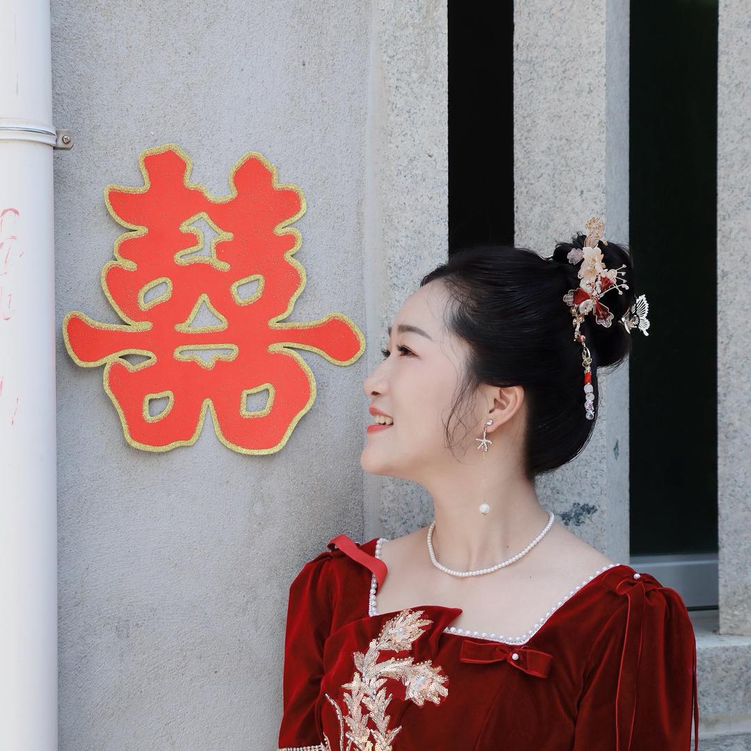 默默.