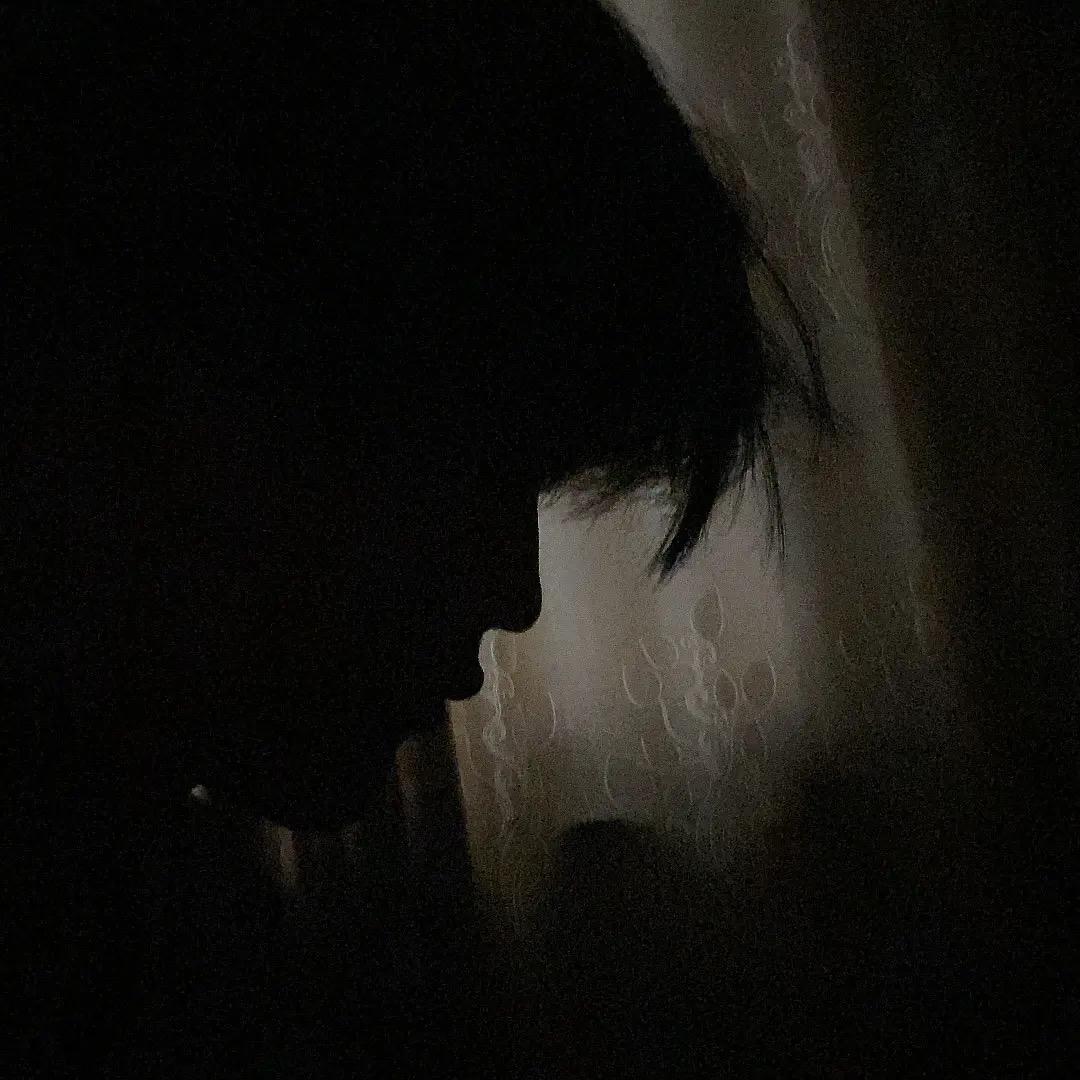 默默的