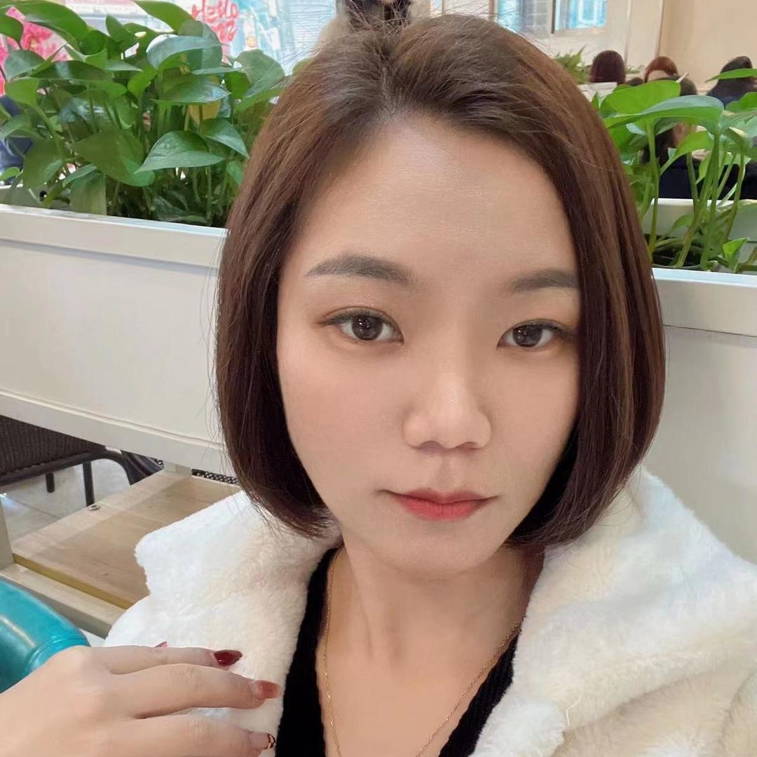 玲玲认真做女装