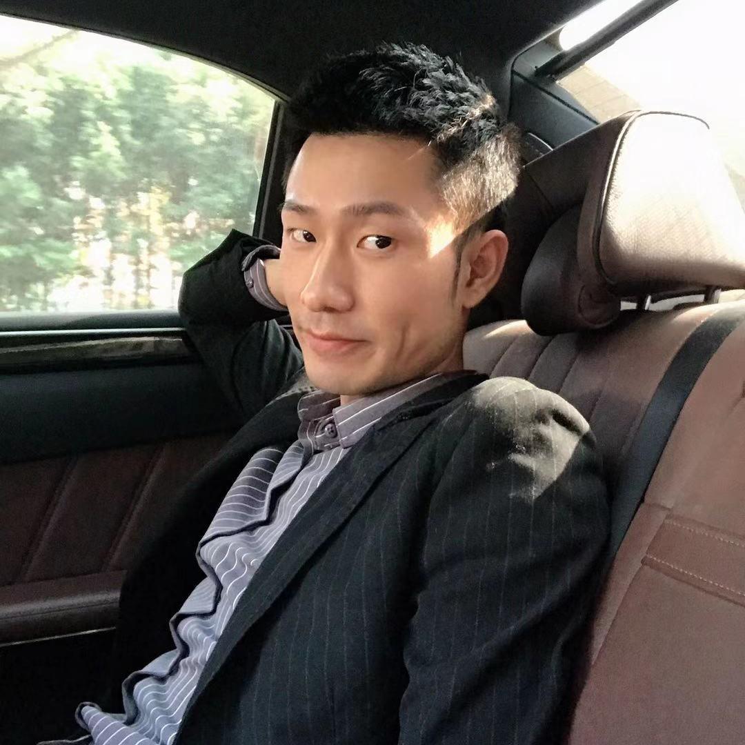 Mr.  何~