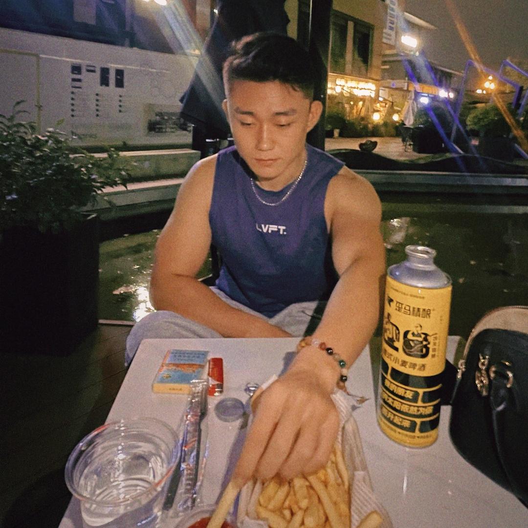 阿龙。
