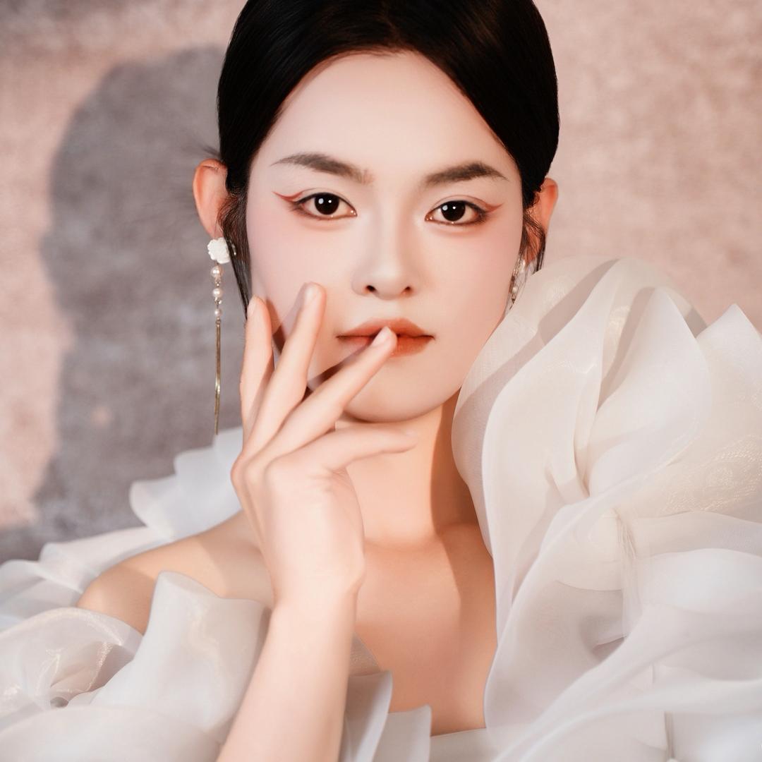 威宁·高级化妆艺术家【容寅】～招学员