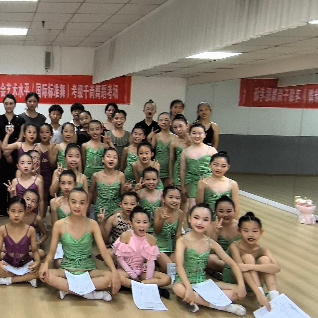 镇雄教舞蹈的刘老师