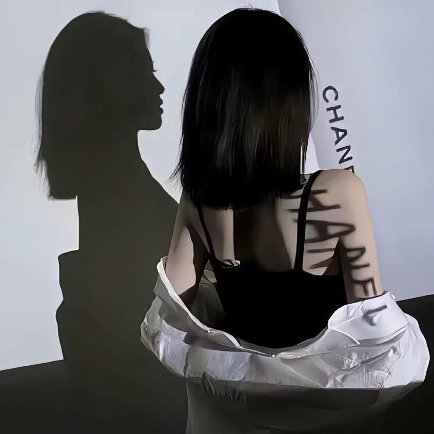洛
