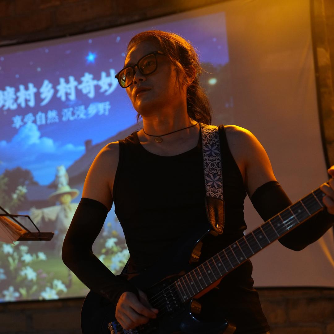 弹吉他的丁先生
