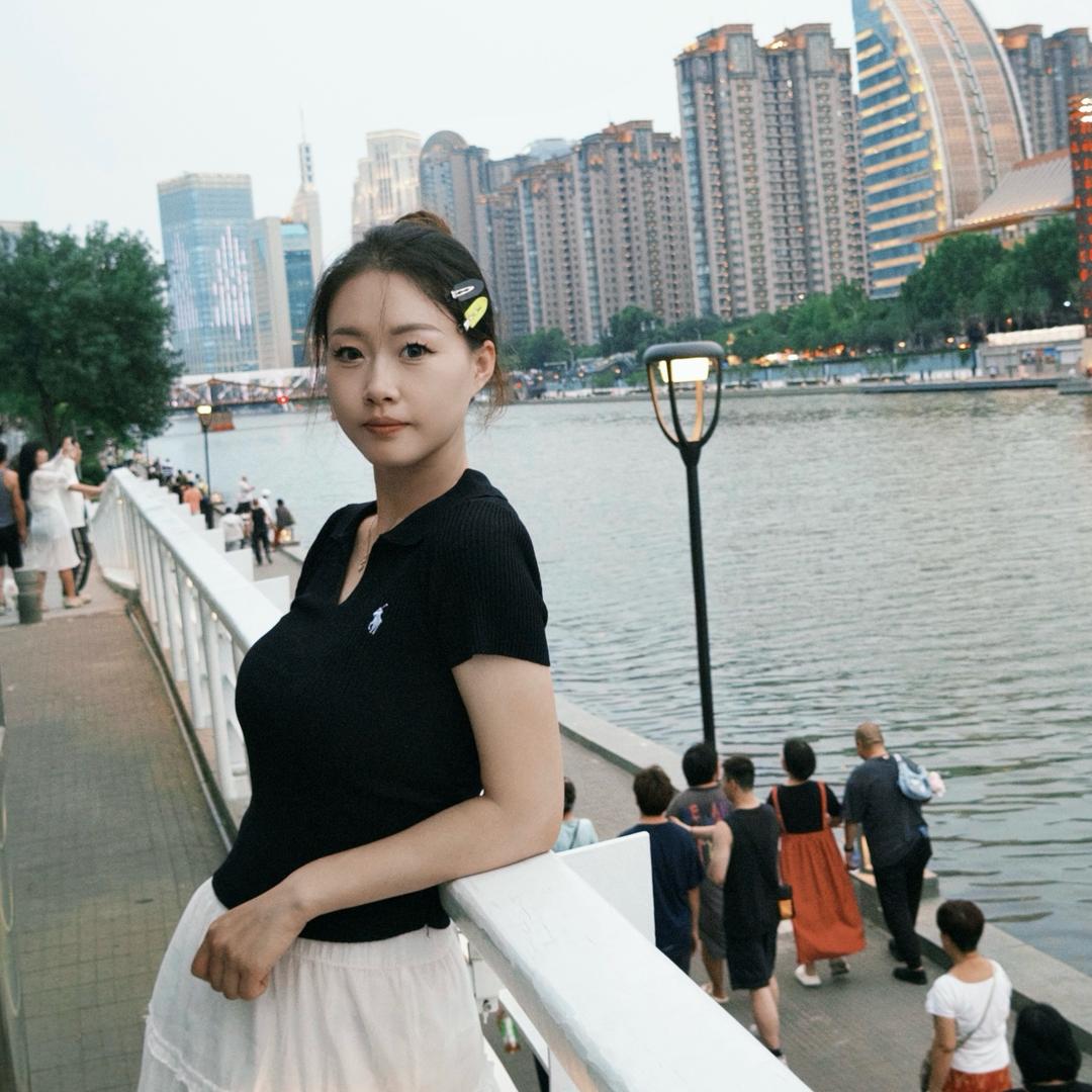 一雯.