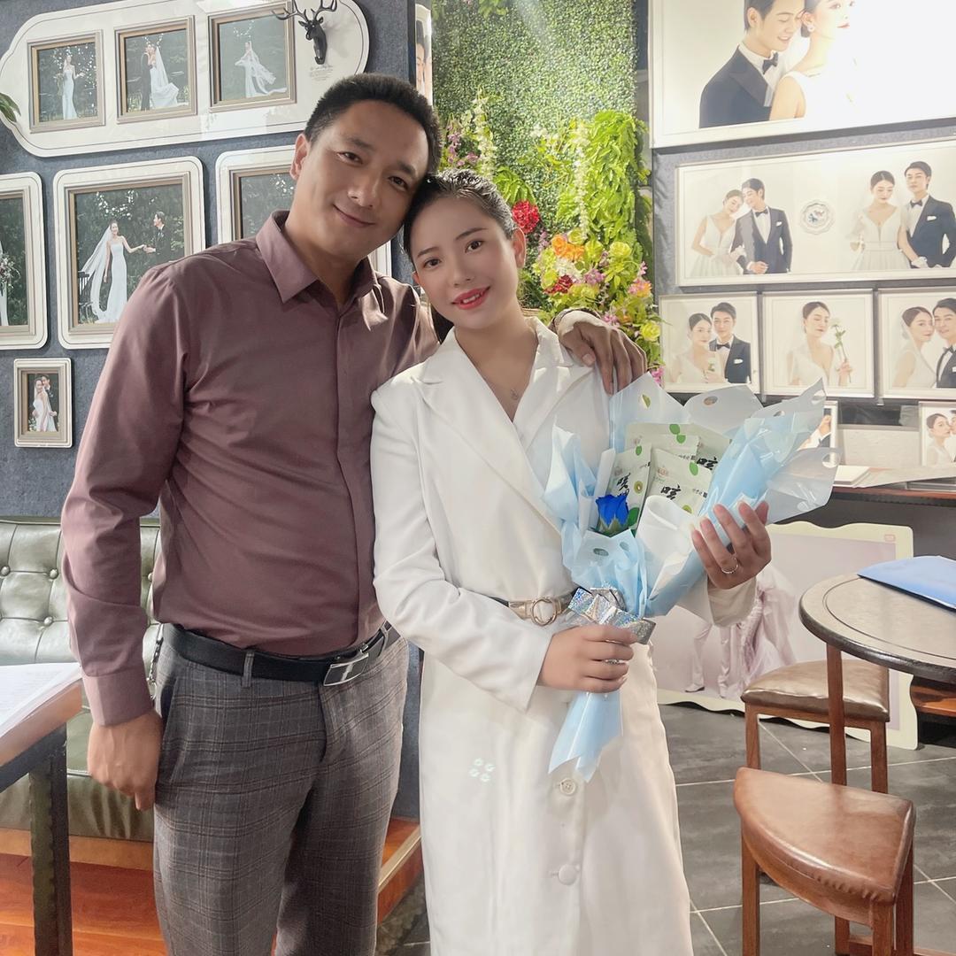 龙陵县龙山镇亲密爱人婚纱店