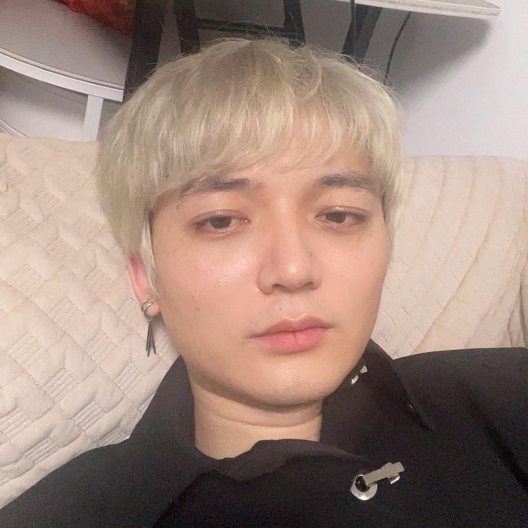 白毛想要八块腹肌