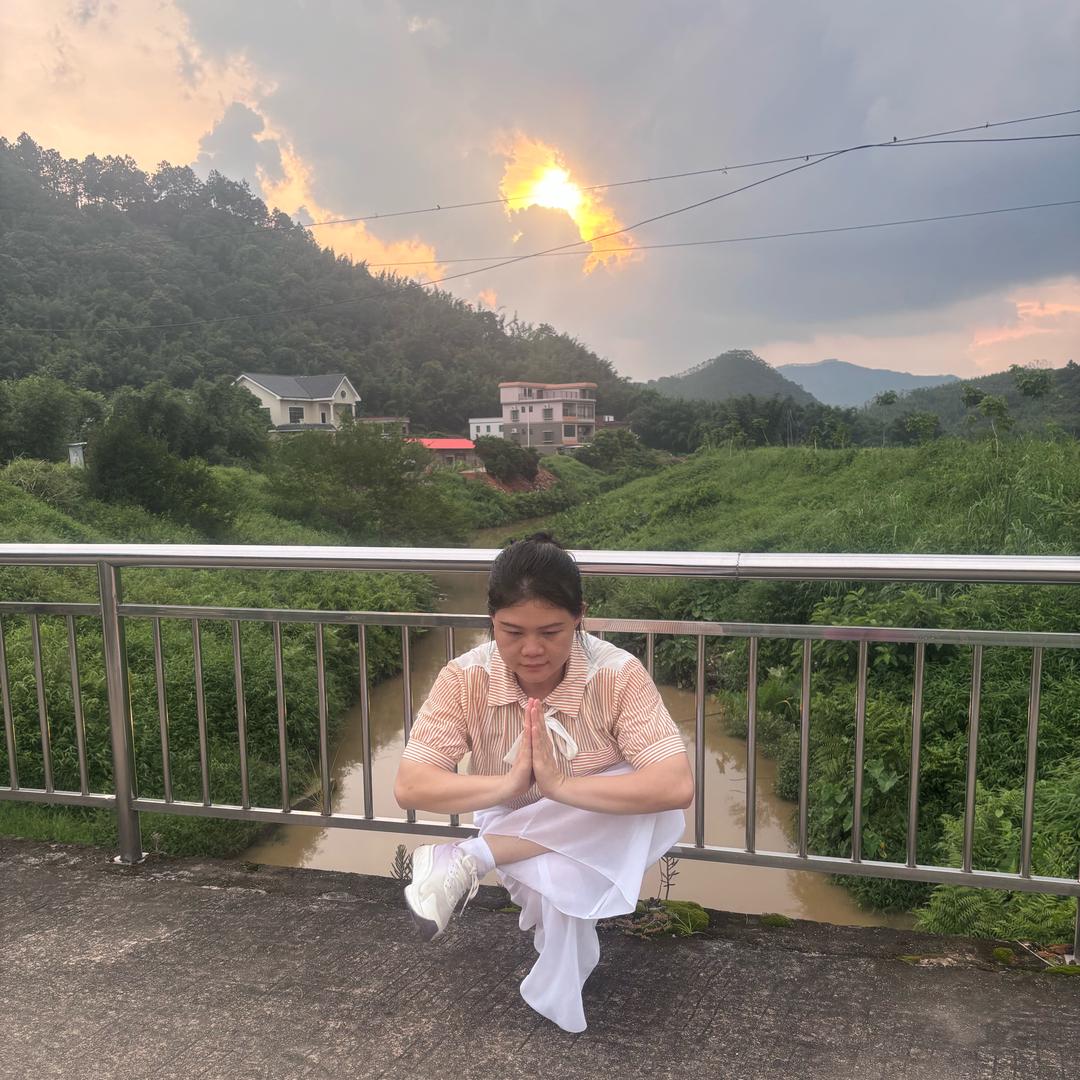 小琴爱俯卧撑