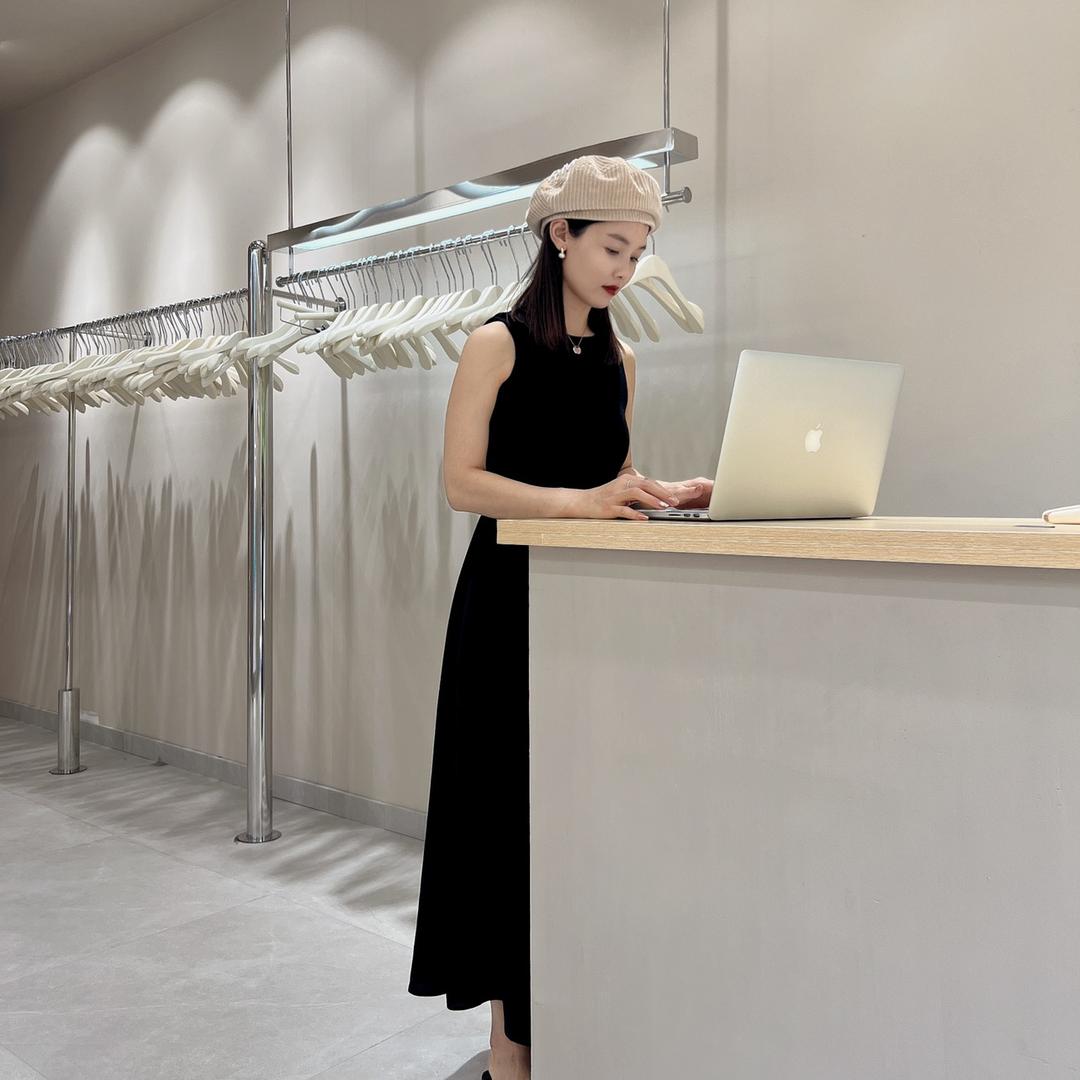 黑色柳丁精品女装店