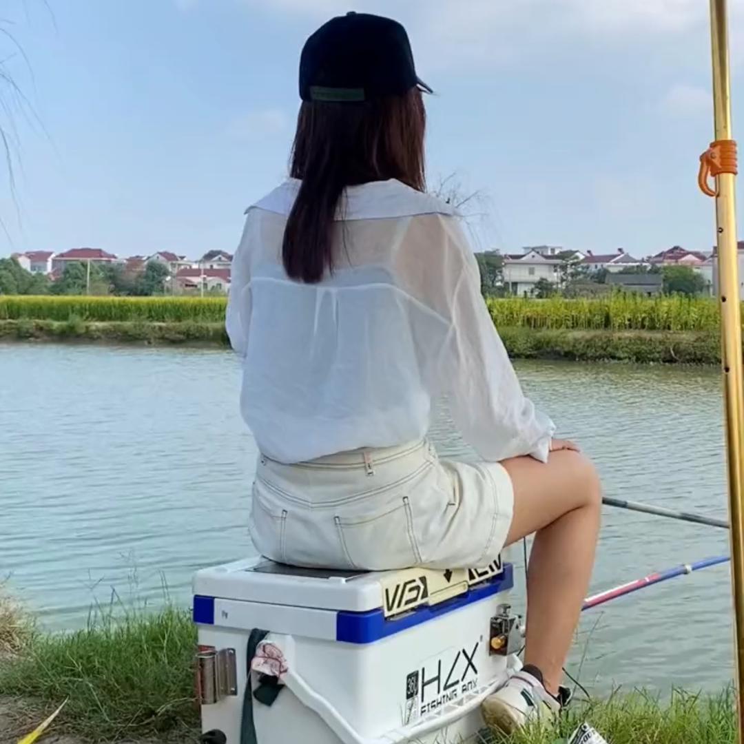 爱钓鱼的女子