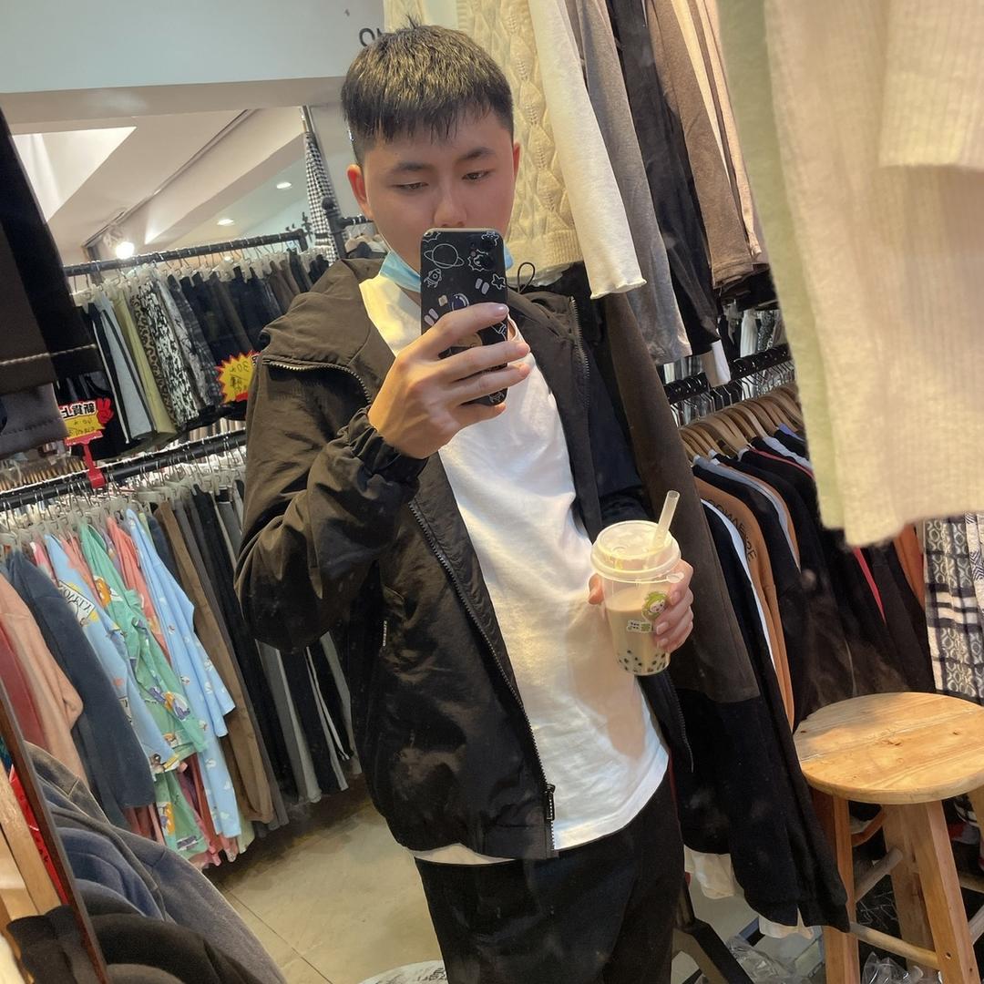 何某人