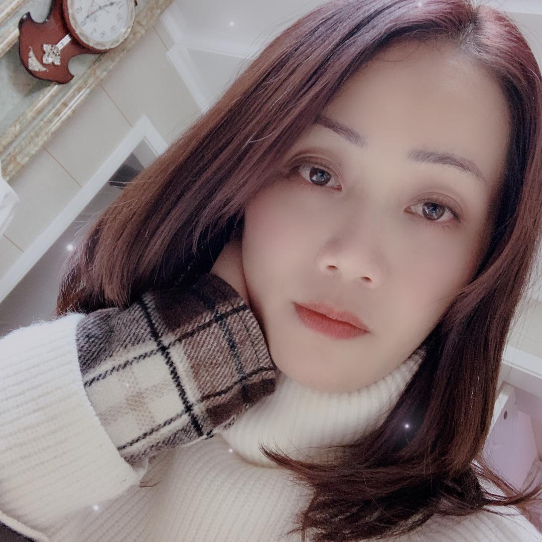 万兴佳亿超市卖卤菜的老阿姨