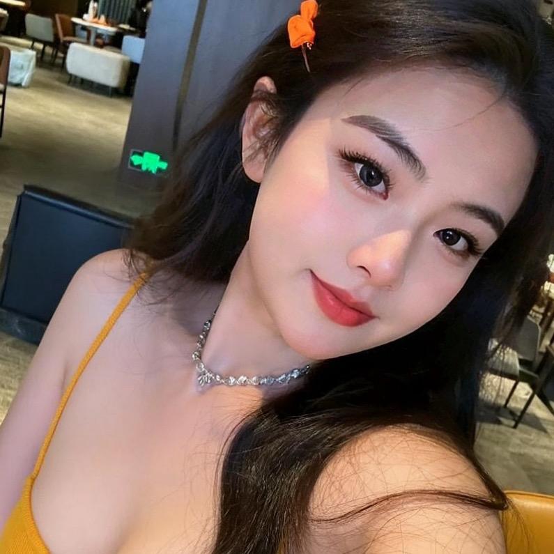 差一个小跟班。
