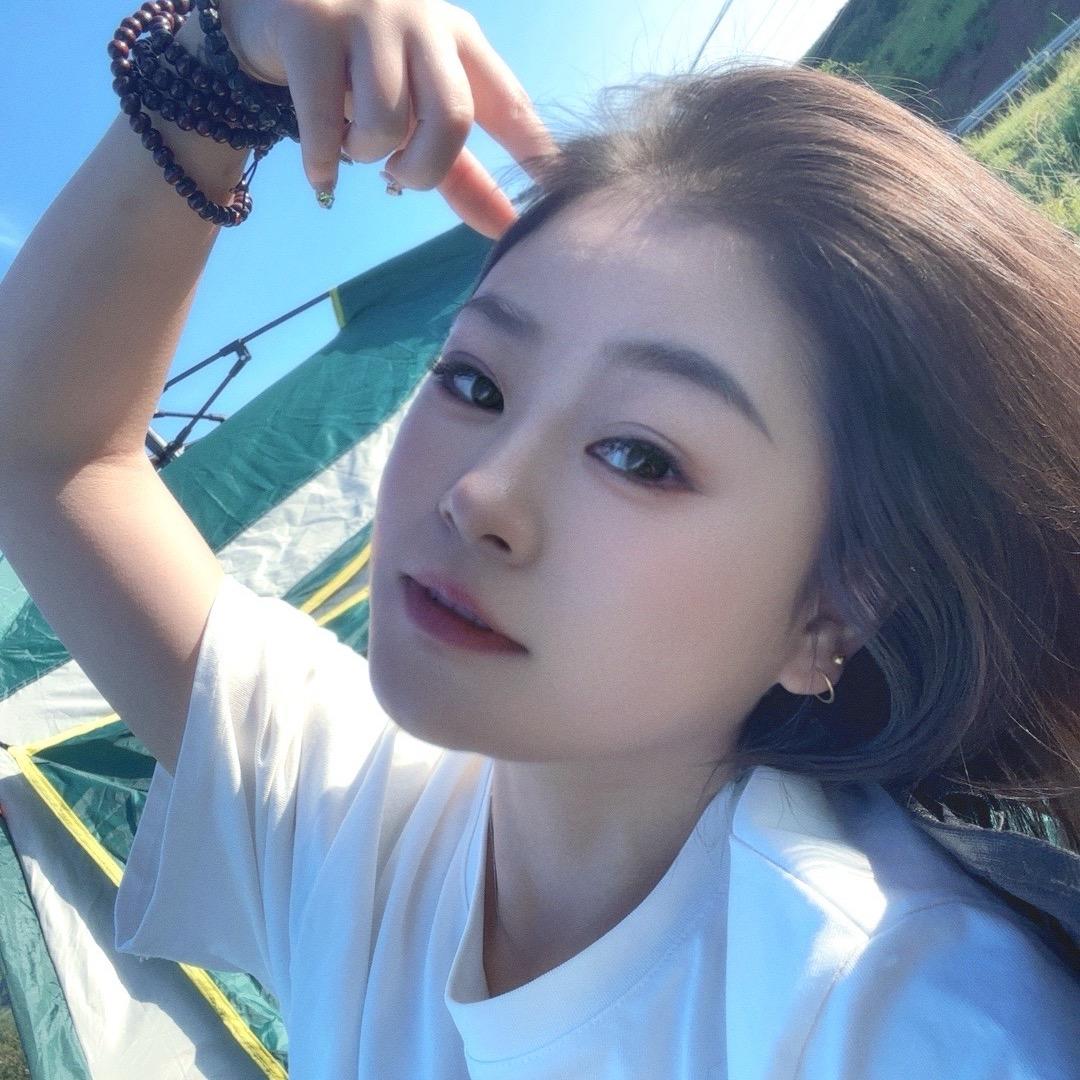 এۣۖิ 撑伞: 一个人এۣۖิ