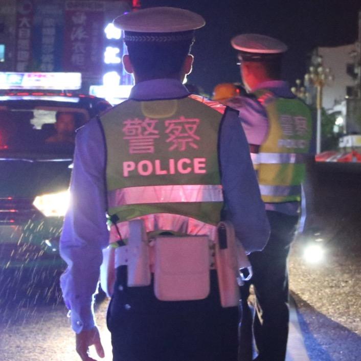 施秉交警