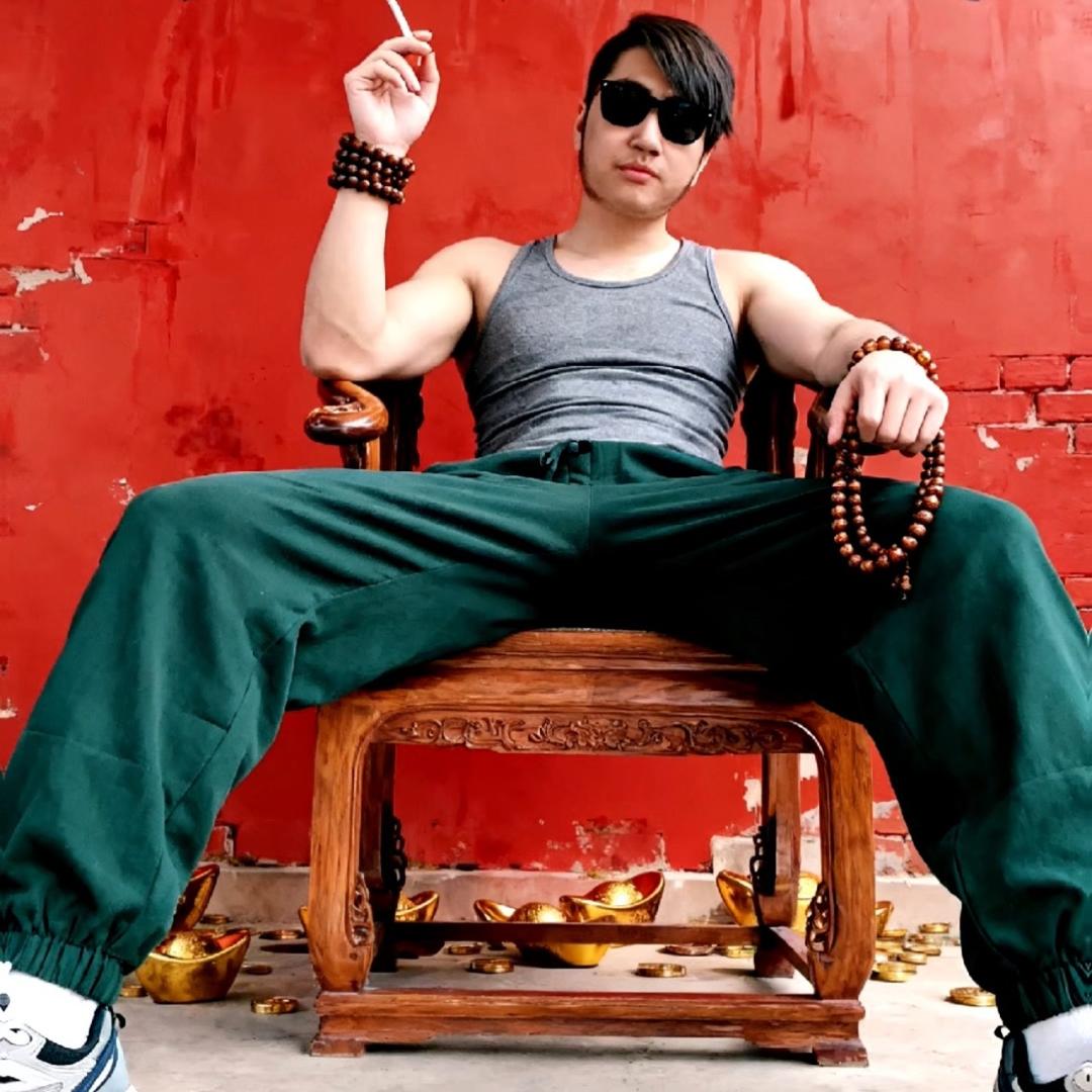 开着拖拉机唱情歌