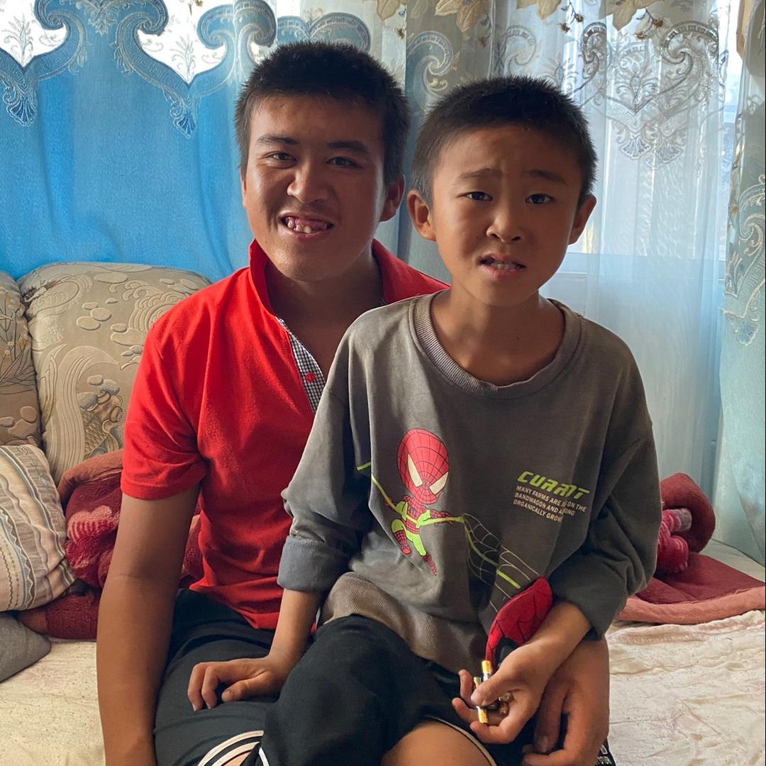 守护两个傻弟弟👬