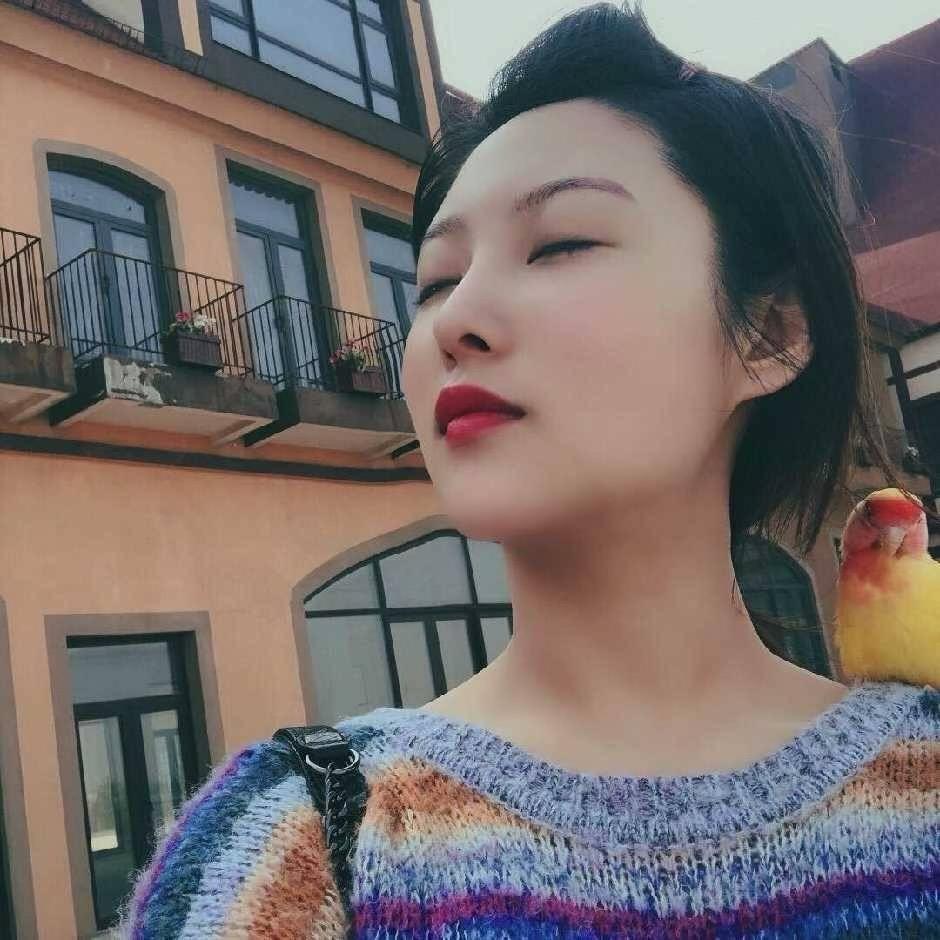 一个女孩与鸟
