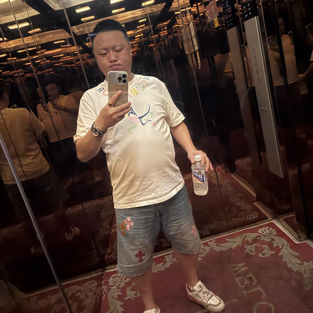霓虹灯下的哨兵