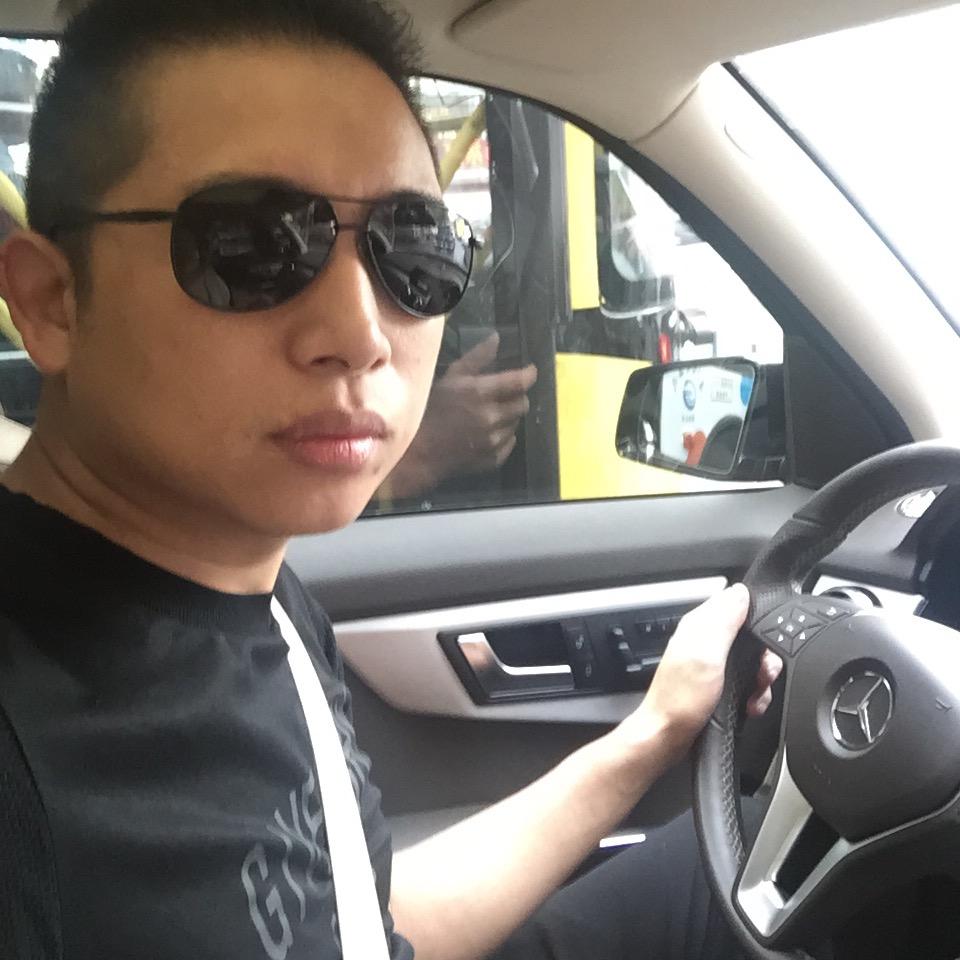 阿乐潮品 橱窗选服装