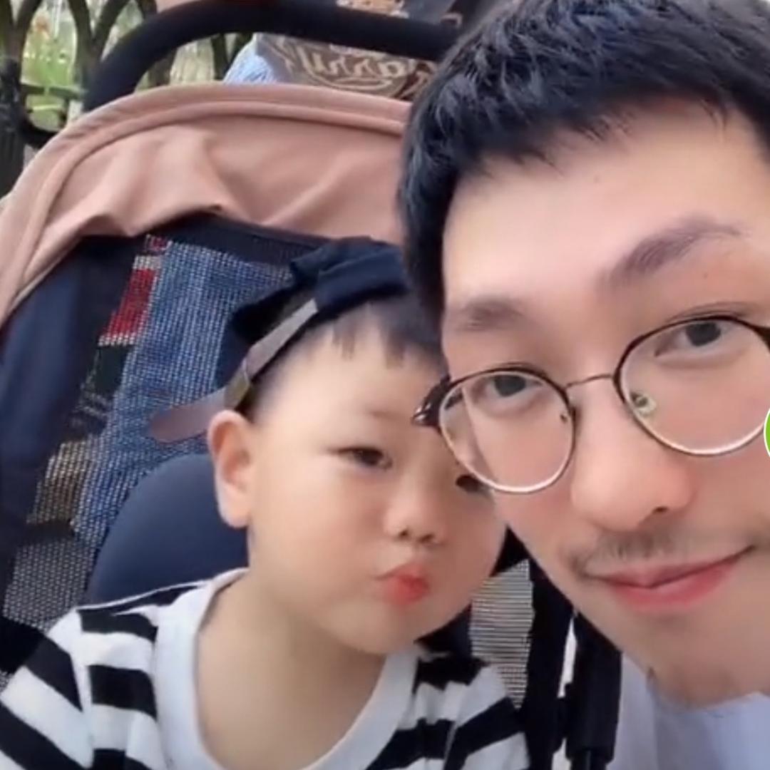 闲敲儿子养养花