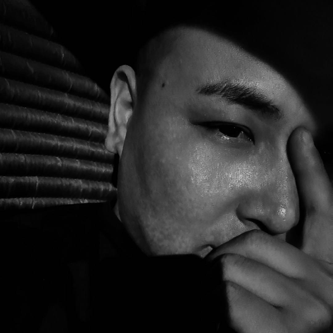 呆呆的笑着。