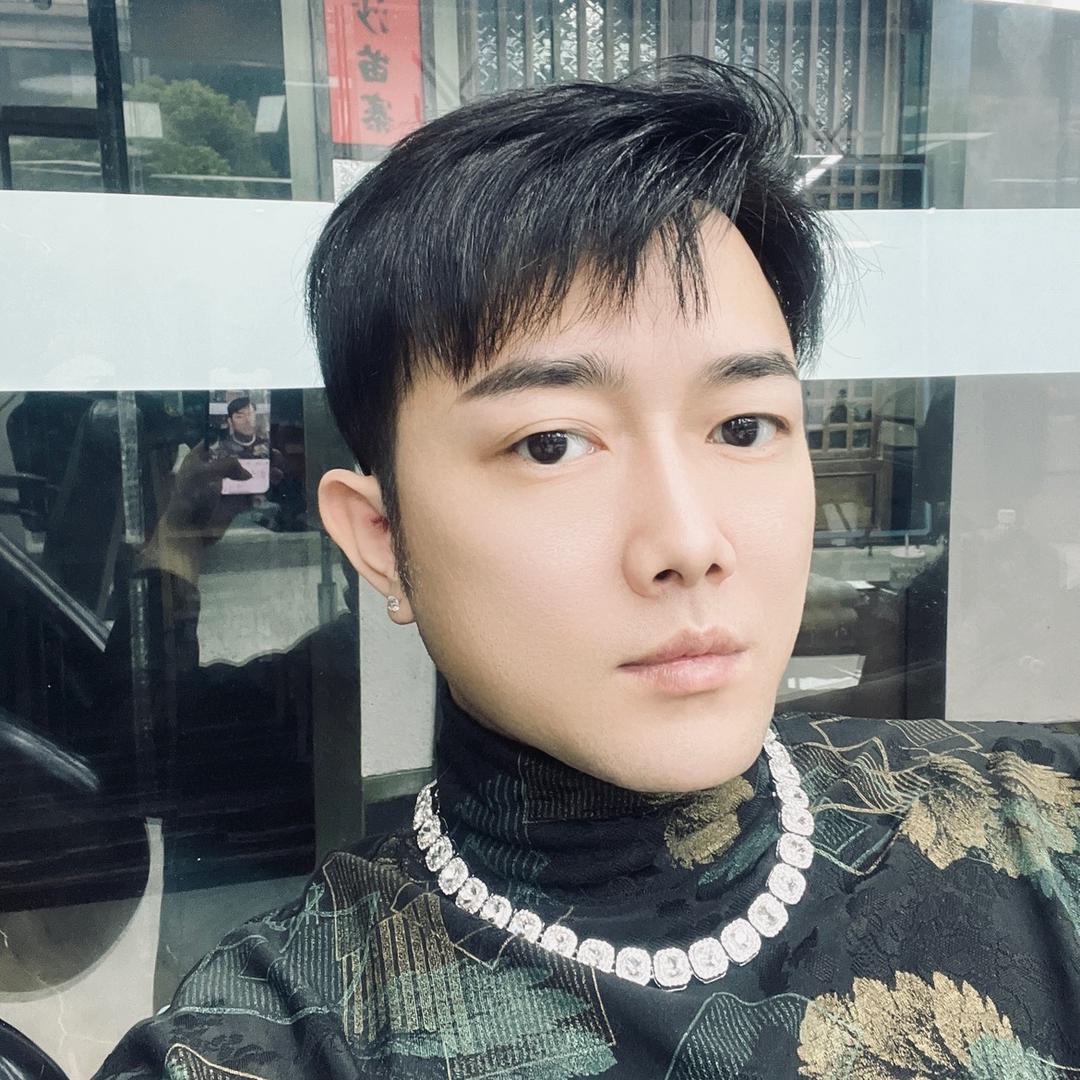 贵阳女生时尚专业烫发steady