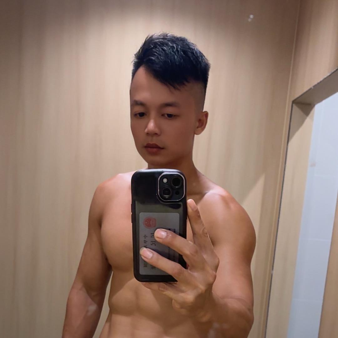 鸡腿哥……健身板