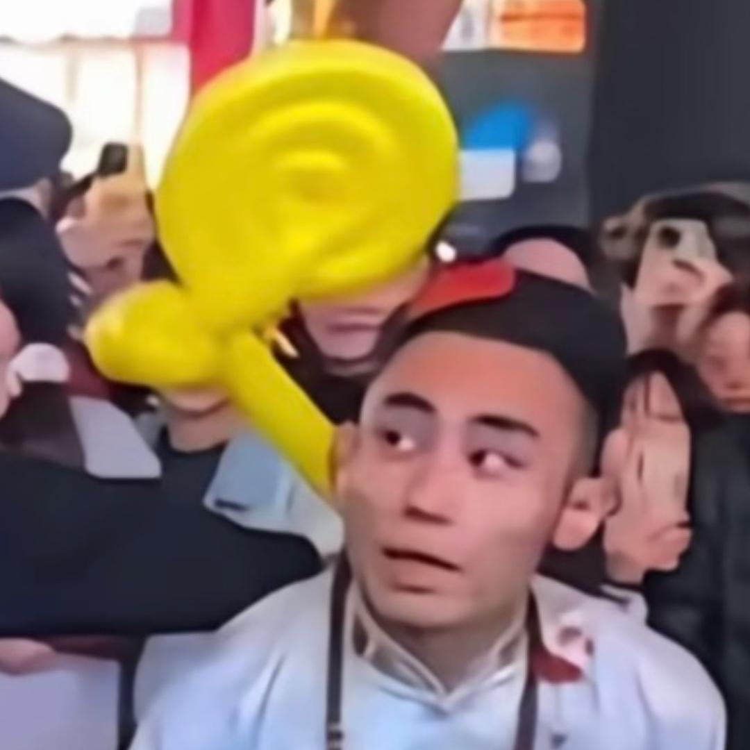 中街乐师꧁凯🇨🇳烨꧂卖艺小哥
