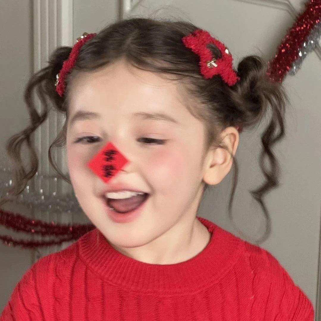 对方正在长头发、