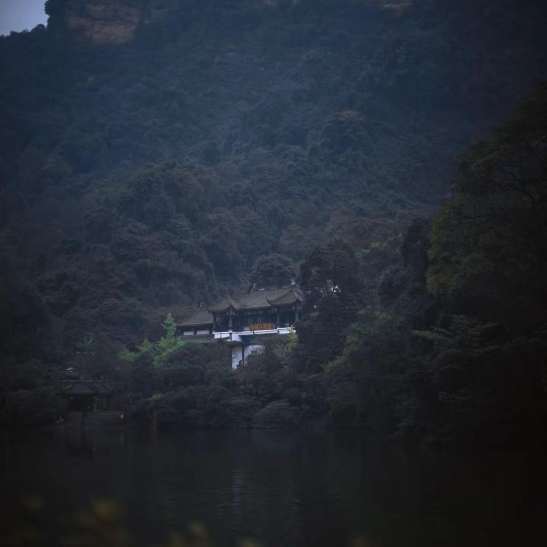 轩明居士.