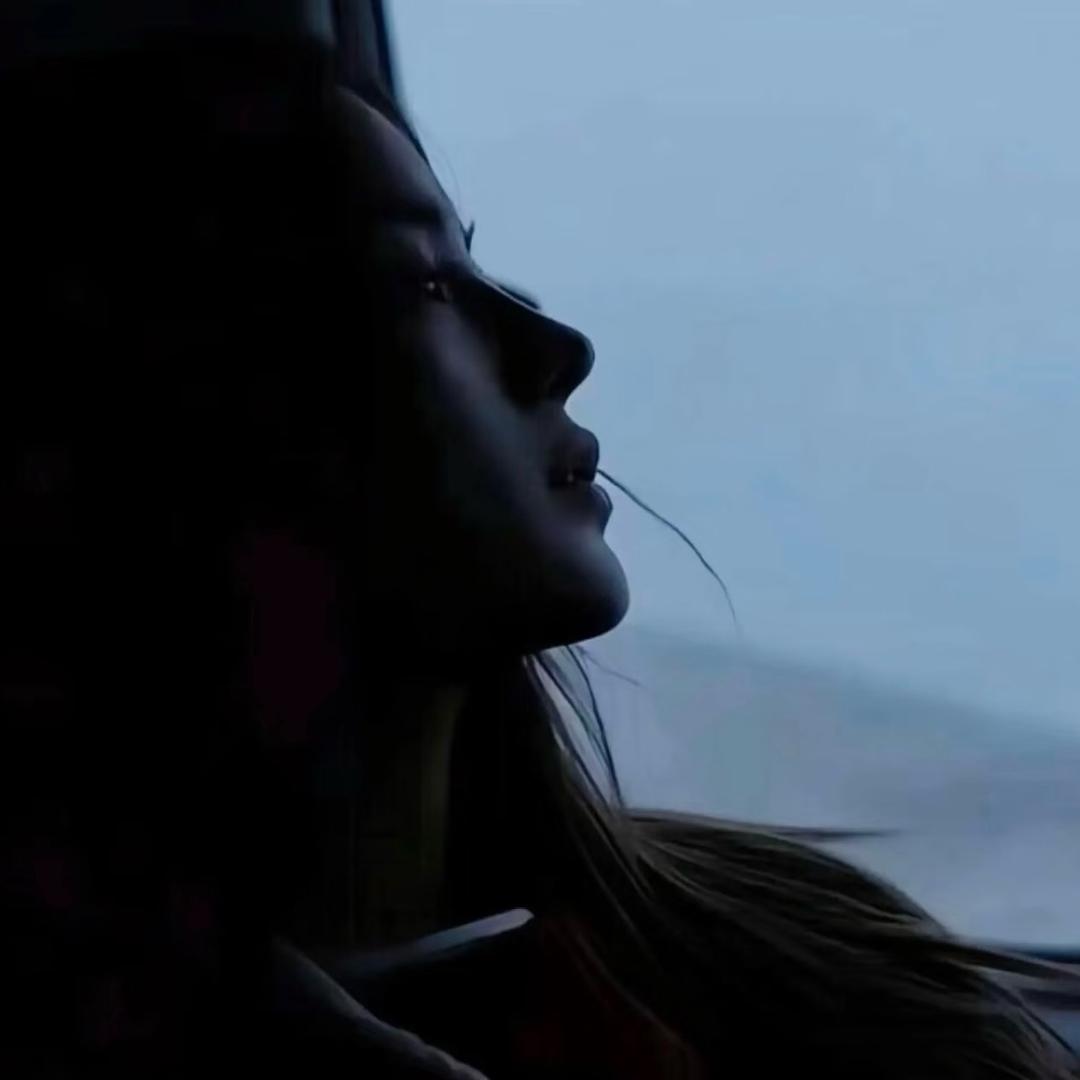 连告别都双手插兜的女人