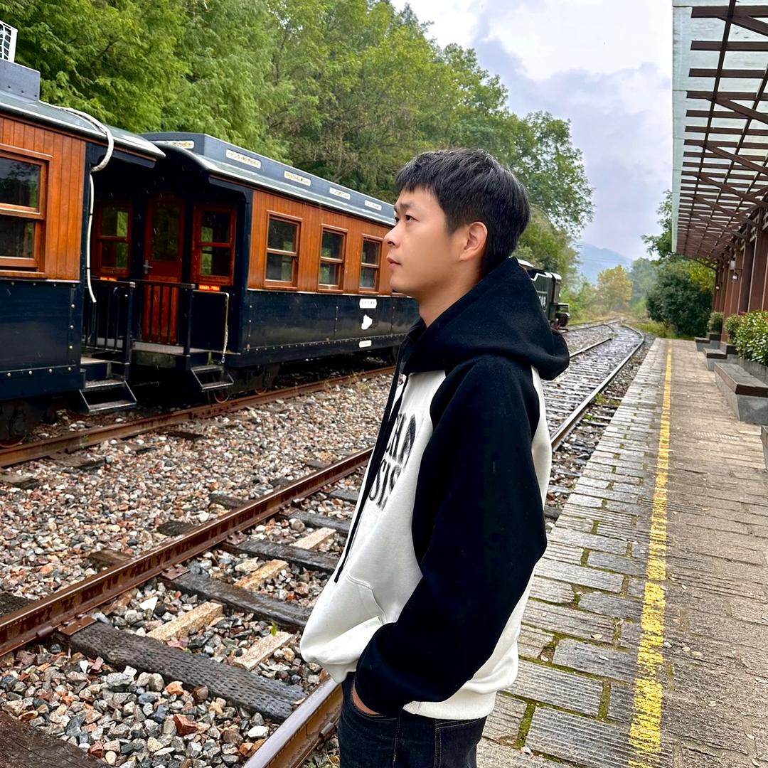 皇家驿站拍照的阿成