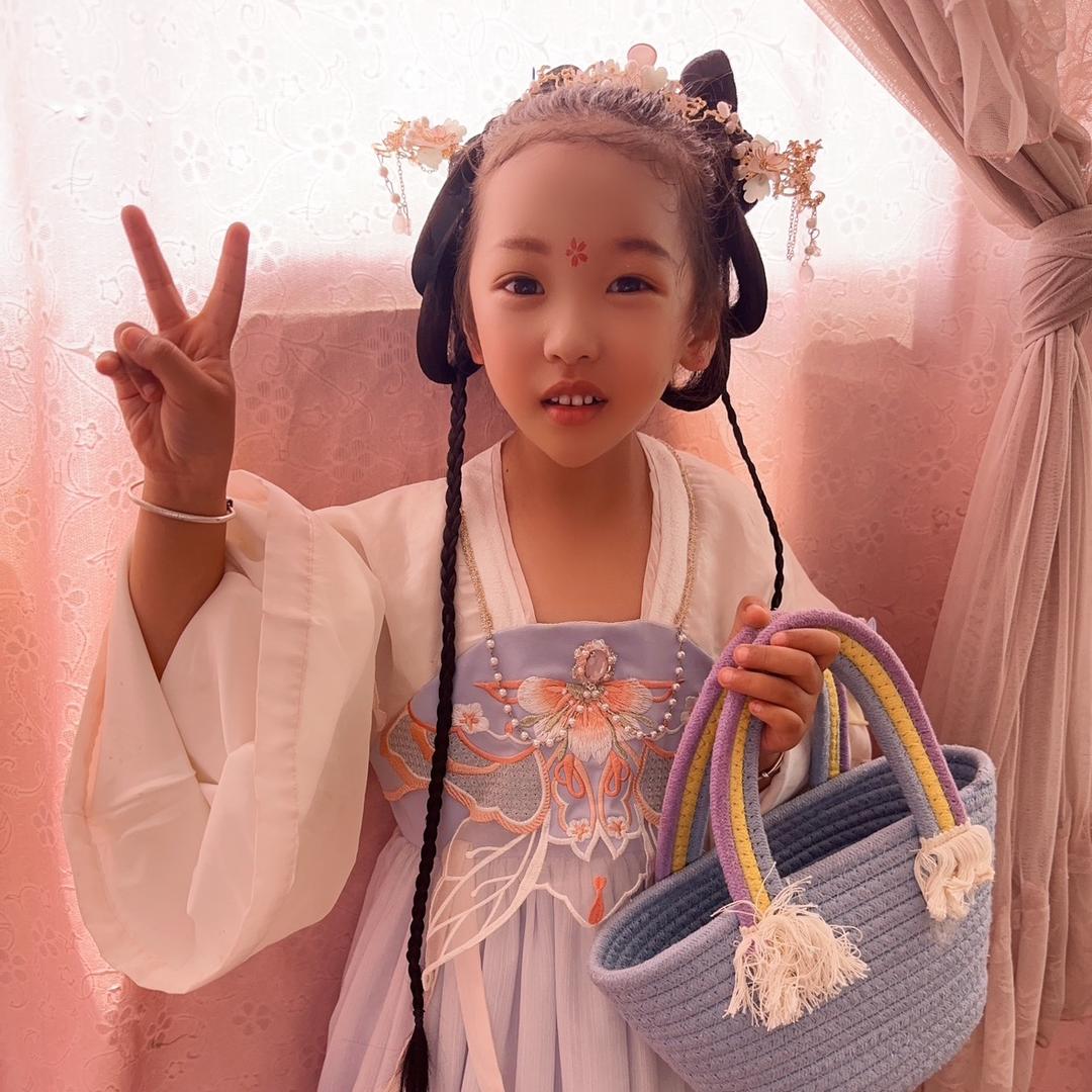 一人走，小丫随