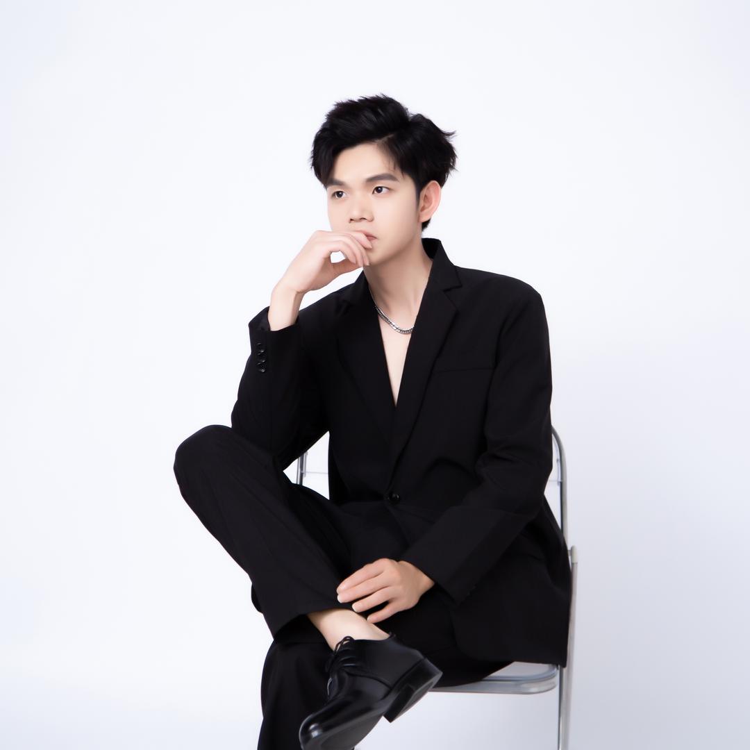 小杨专注减龄显脸小发型设计