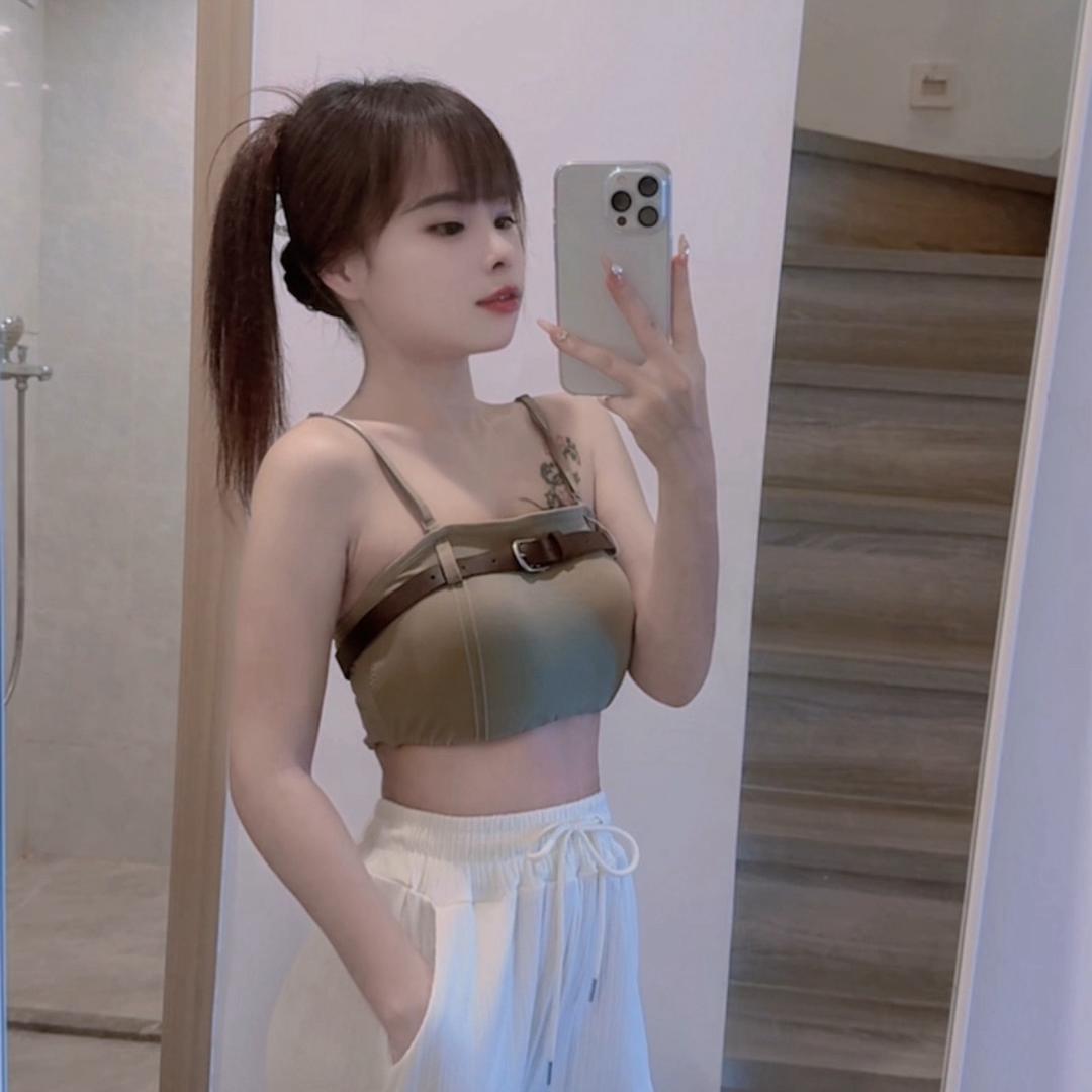 李  小姐
