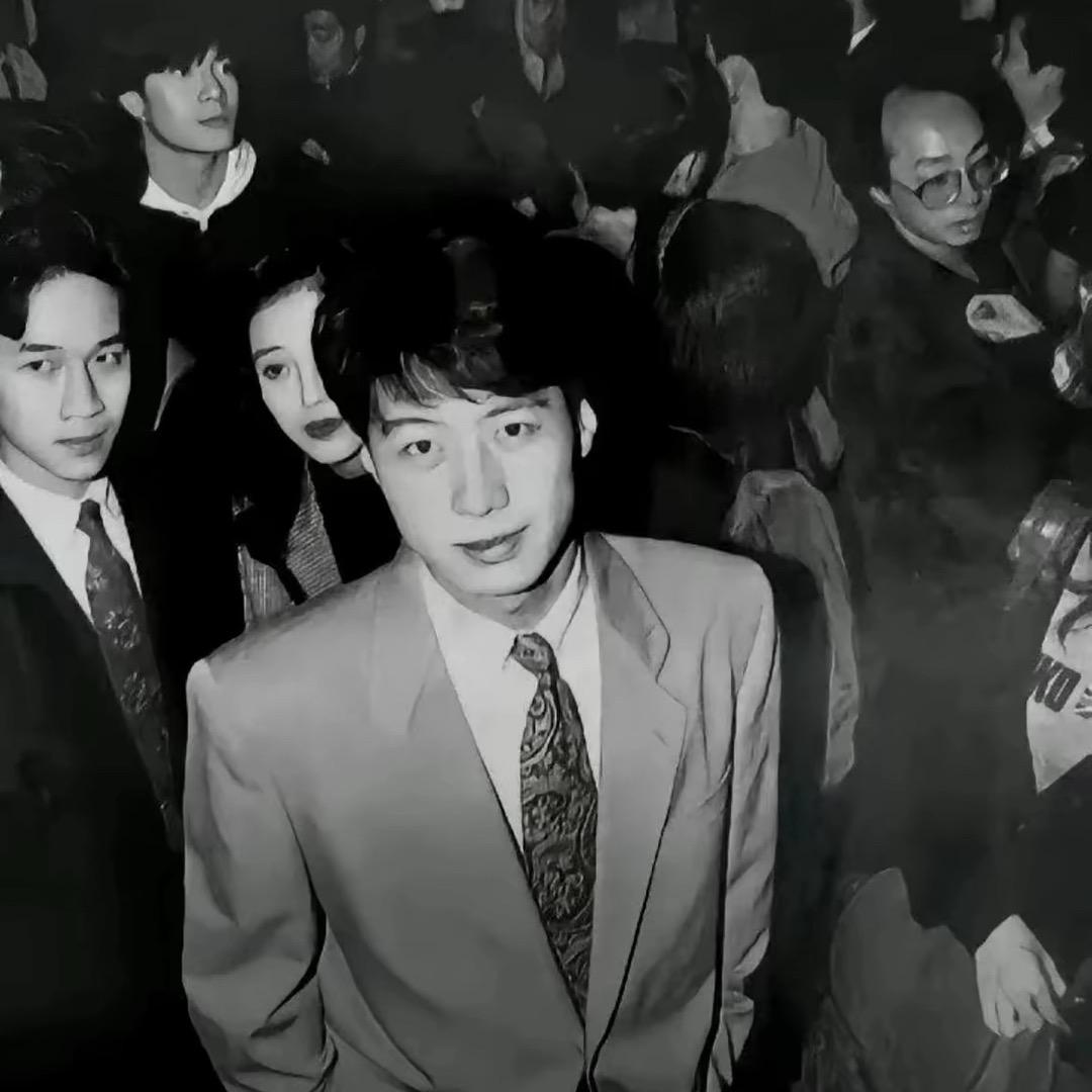 泪水打湿数据线边玩手机边充电