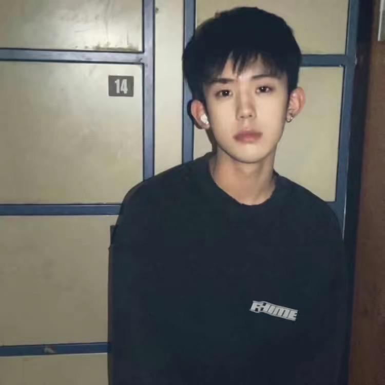 张博.