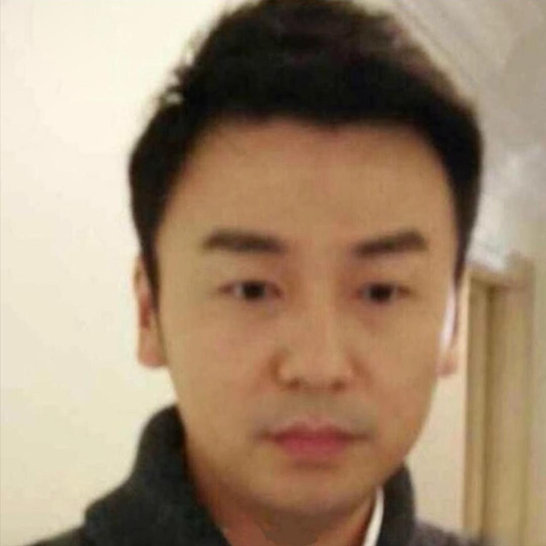 一朵风中摇曳的水仙花
