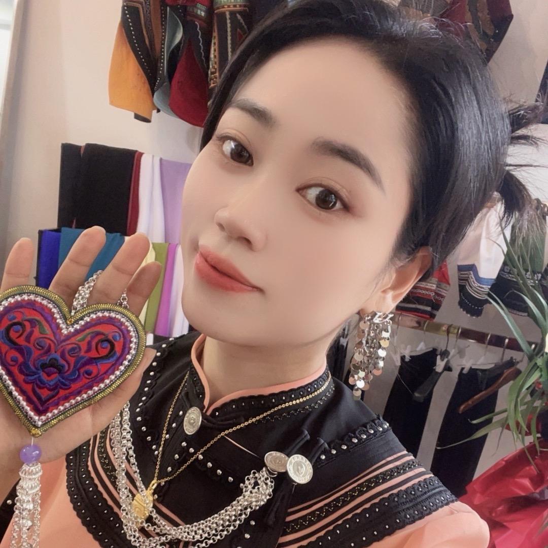 阿珍民族服饰