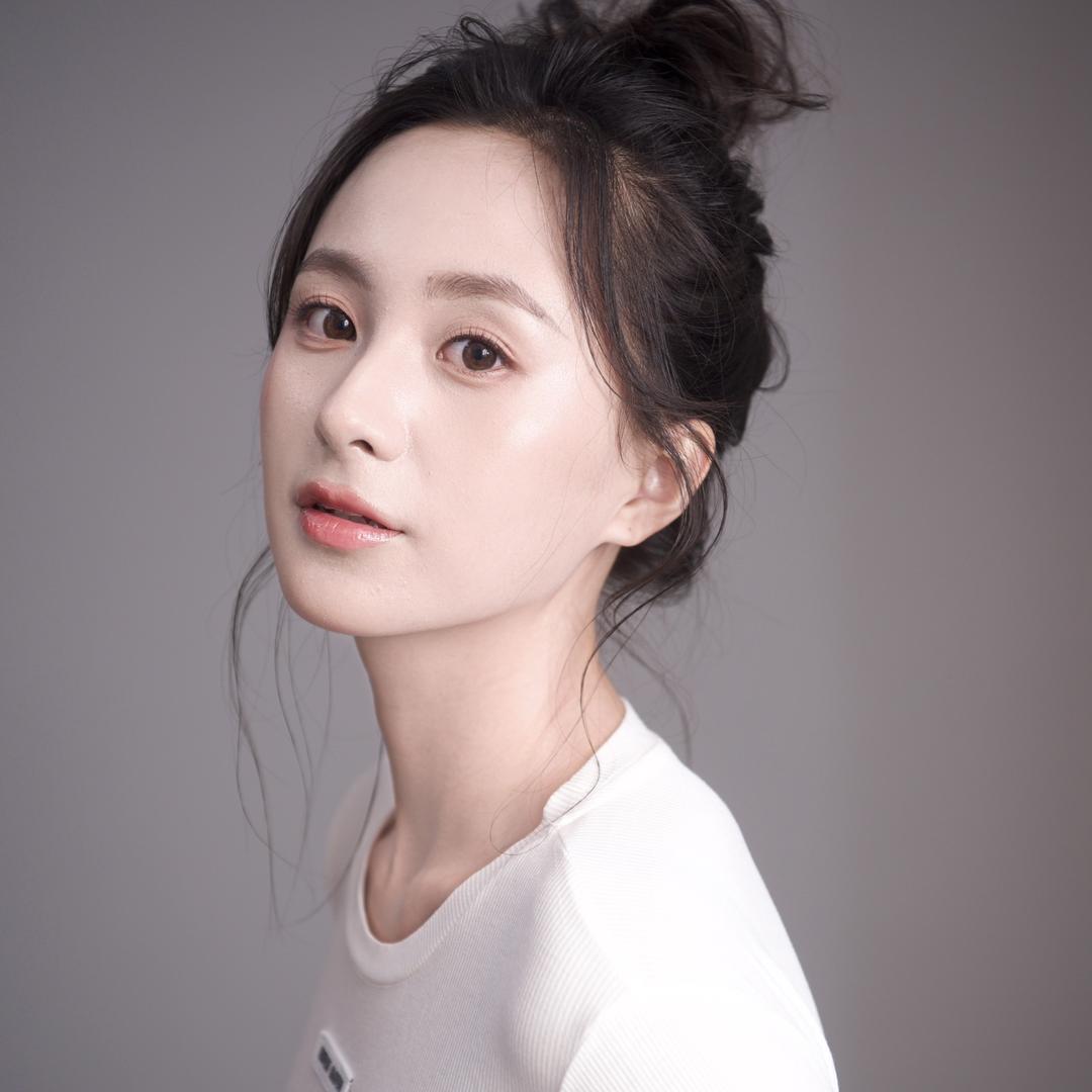 王佳琪是臭脸甜妹