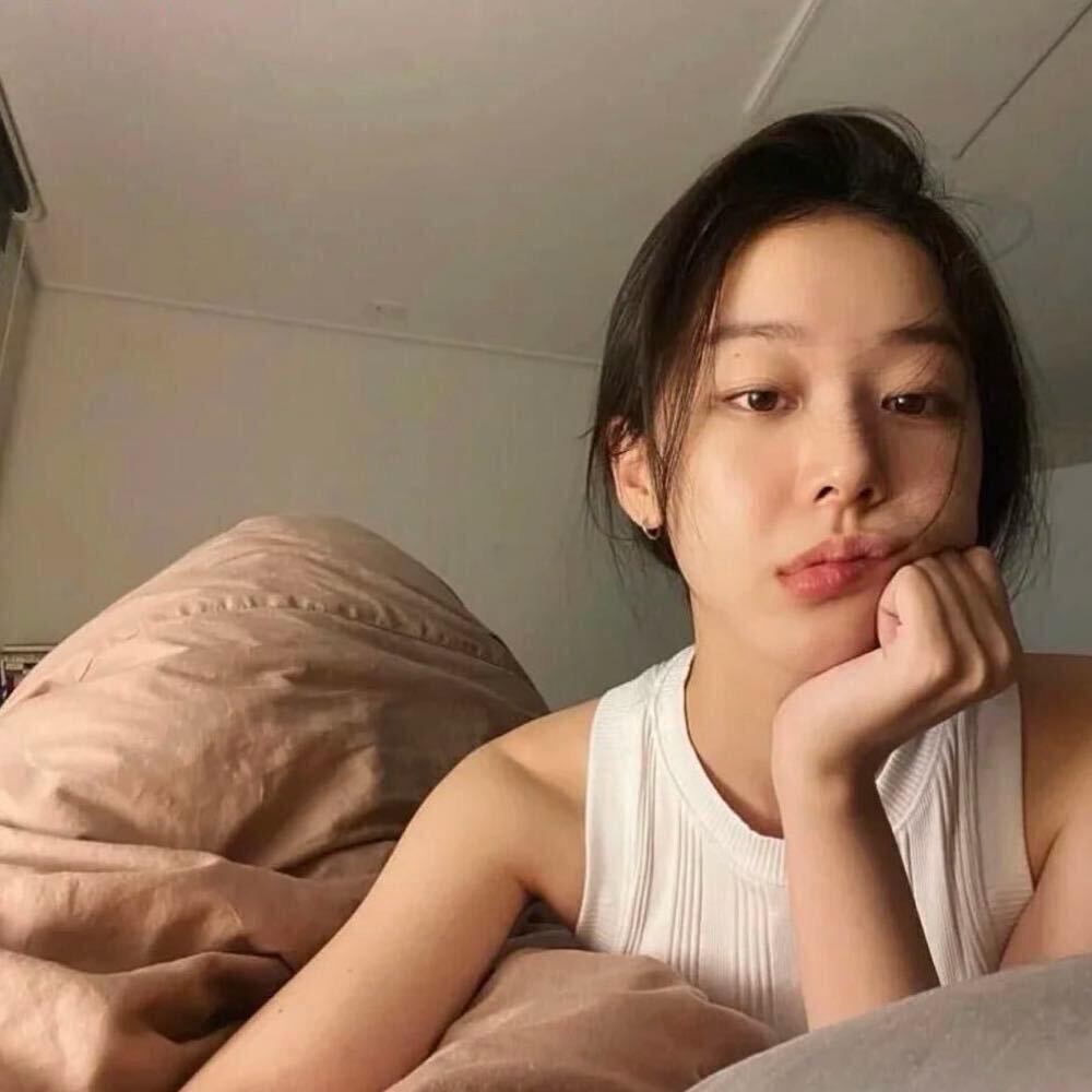 不知名一女的.