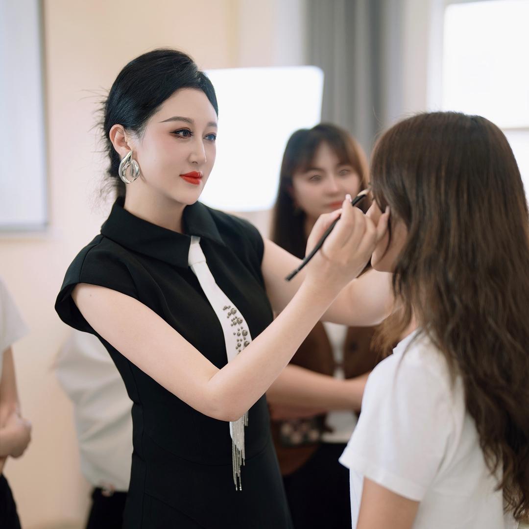 曲靖眉眼唇定妆师娟子