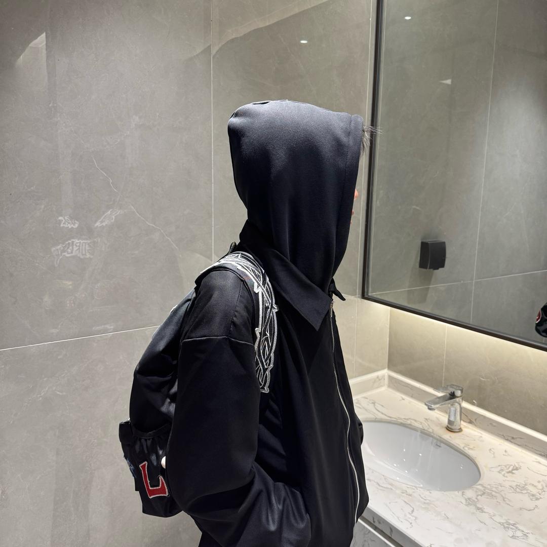 爱吃炸酱面的臭小孩