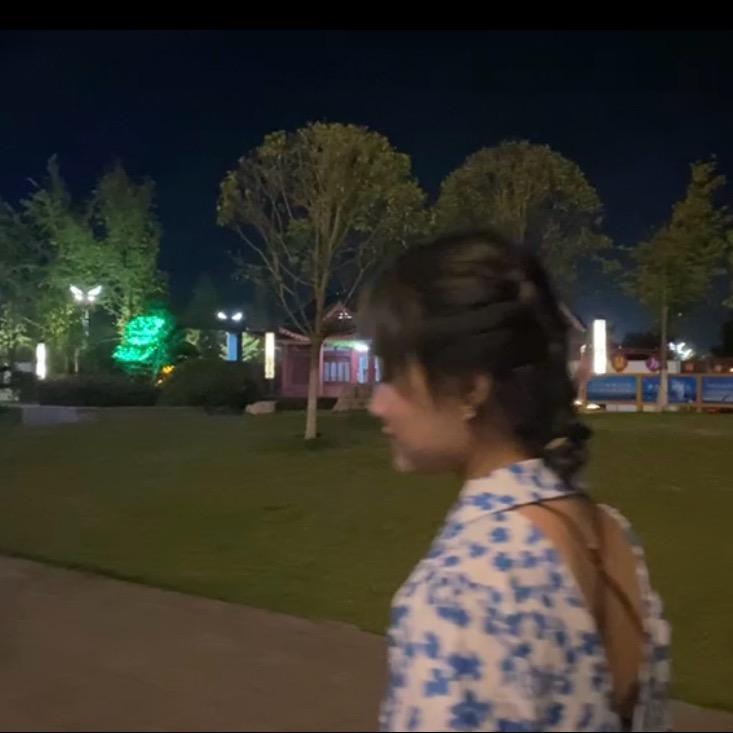一朵黑凤梨🦋
