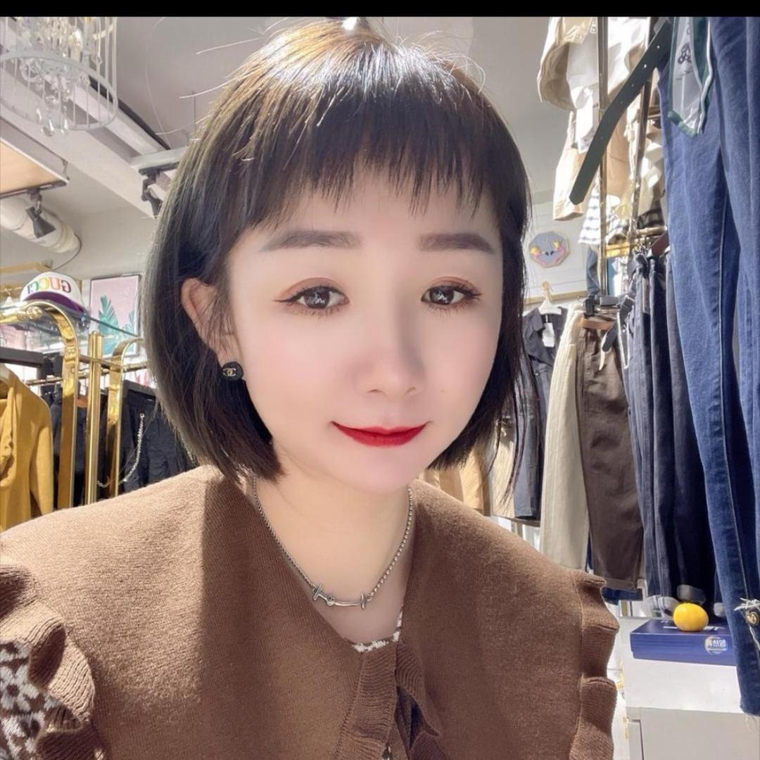 F2自助女装店店长小霞