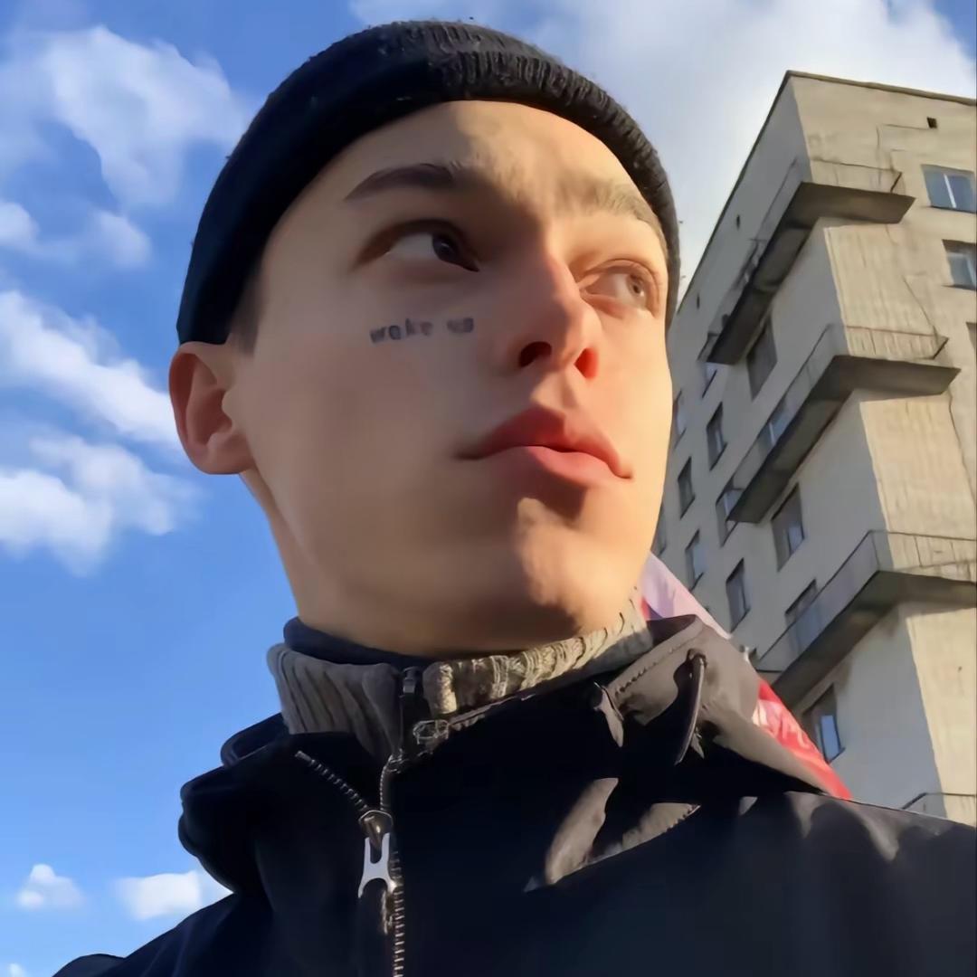 腹黑小耿.（周胜的主人）